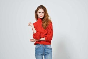 bella donna nel un' rosso maglione isolato sfondo foto