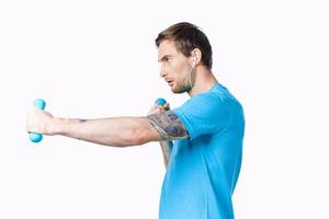 sport uomo nel blu maglietta Tenere manubri fitness esercizio ritagliata Visualizza foto