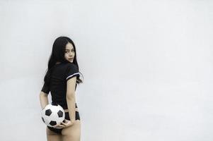 giovane bellissimo asiatico donna indossare calcio giocatore rallegrare sport, femmina fan calcio applauso gioco foto