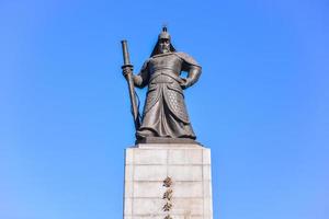 seoul, Sud Corea - nov 14, 2017-il statua di ammiraglio yi sole splendente era eretto a il davanti di gwanghwamun quadrato, Sud Corea. foto