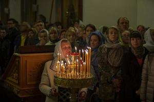 bielorussia, il città di Gomel, aprile 3, 2016. Pasqua vacanza nel il Chiesa. un' folla di persone nel un' Chiesa su Pasqua. foto