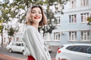 bionda donna nel rosso gonna all'aperto a piedi fresco aria stile di vita foto