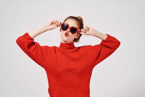 alla moda donna nel un' rosso maglione attraente Guarda foto