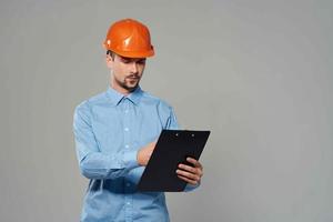 uomo nel arancia casco professionale lavoro Lavorando professione foto