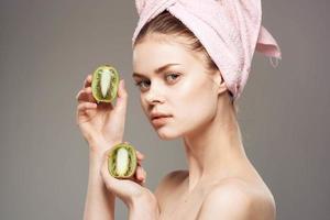 bellissimo donna nudo le spalle terme trattamenti Kiwi nel mani naturale cosmetici foto