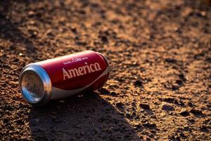 condividere una coca cola con la lattina americana disseminata sul terreno negli Stati Uniti foto