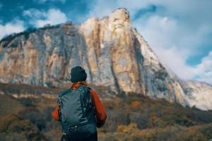 donna escursionista zaino viaggio montagne nuvole natura foto