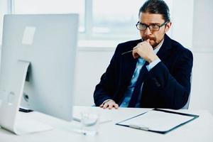 il uomo nel un' completo da uomo nel il ufficio gesti con il suo mani stile di vita foto