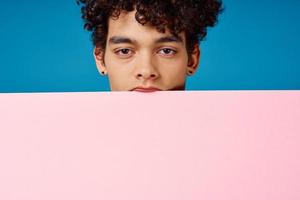 carino tipo con Riccio capelli rosa manifesto avvicinamento foto