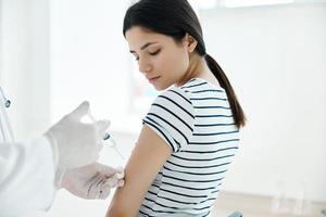 donna nel medico maschera vaccinazione nel ospedale Salute protezione foto