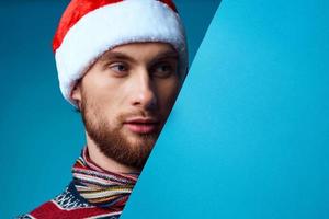 emotivo uomo nel un' Natale blu modello manifesto isolato sfondo foto