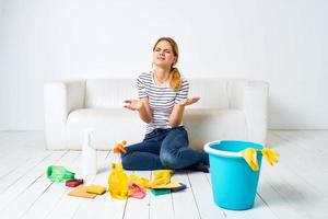 donna a casa vicino divano interpretazione Servizi a casa interno foto