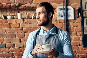 maschio Cameriere grembiule caffè tazza professionale opera stile di vita foto