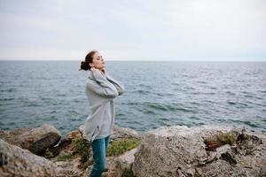 ritratto di un' donna natura rocce costa paesaggio oceano stile di vita foto