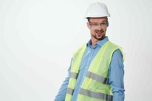 uomo riflessivo veste professionale lavoro leggero sfondo foto