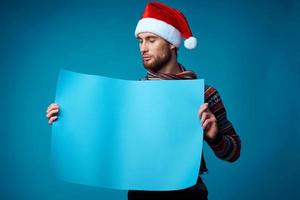 emotivo uomo nel un' Santa cappello Tenere un' bandiera vacanza studio in posa foto