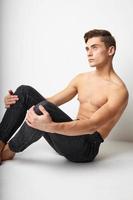 bello maschio nudo torso seduta su il pavimento attraente Guarda modello foto