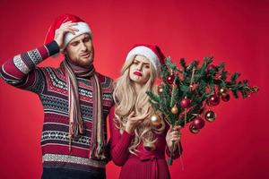 un' uomo con un' Natale albero nel il suo mani Il prossimo per un' donna emozioni vacanza decorazione foto