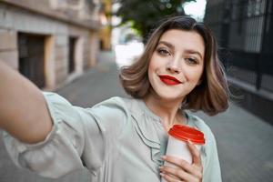 bella donna con un' tazza di caffè all'aperto fresco aria camminare foto