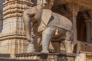 statua di elefante con campana nel vecchio tempio vicino Jaipur, India foto