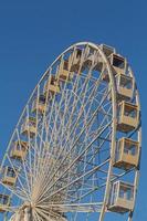 Ferris ruota nel kyiv contro blu cielo foto