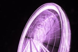 viola luci di Ferris ruota a notte foto