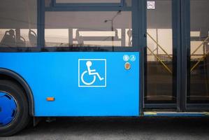 invalidità e anziano persona icona Il prossimo per autobus porte foto