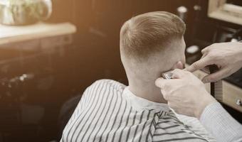 taglio di capelli uomini barbiere foto