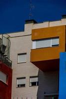 astratto colorato edificio nel alicante Spagna al di sopra di blu cielo sfondo foto