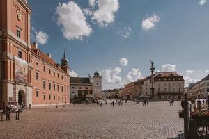 paesaggio a partire dal il piazza di il vecchio cittadina di varsavia nel Polonia con il reale castello e condominio case foto