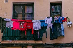 lavanderia Abiti essiccazione al di fuori un' finestra nel un' spagnolo città foto