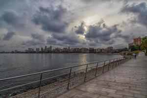 mare paesaggio con tramonto alicante Spagna con nuvole nel il cielo foto