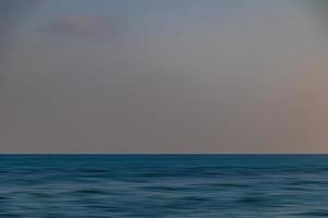 mare paesaggio pace e silenzioso su un' soleggiato caldo giorno foto