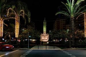 luceros piazza nel alicante a notte con decorativo palma alberi per Natale foto