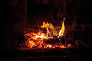 caldo fuoco ardente nel un' domestico camino su un' inverno giorno foto