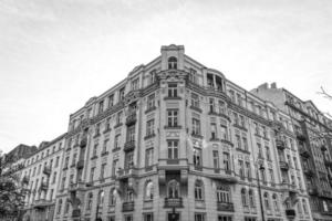 vecchio storico condominio Casa nel varsavia centro con il simbolo di Da donna proteste nel il finestra foto