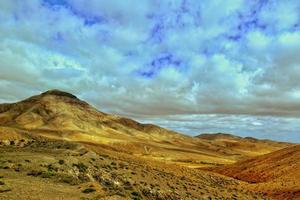vuoto misterioso montagnoso paesaggio a partire dal il centro di il canarino isola spagnolo Fuerteventura con un' nuvoloso cielo foto