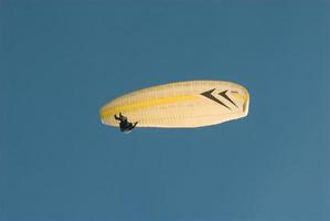 parapendio nel il blu senza nuvole cielo foto