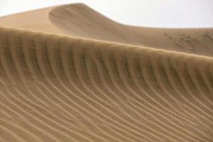 estate deserto paesaggio su un' caldo soleggiato giorno a partire dal maspalomas dune su il spagnolo isola di nonna canaria foto