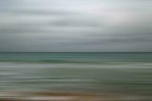 mare paesaggio pace e silenzioso su un' soleggiato caldo giorno foto