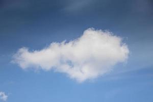 bianca nube nel il blu cielo foto