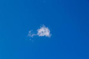blu cielo con uno bianca piccolo nube naturale sfondo foto