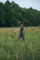 donna un' alto erba paesaggio passeggiate attraverso il campo foto