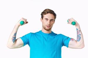 uomo con pompato su braccia tatuaggio esercizio ritagliata Visualizza fitness foto