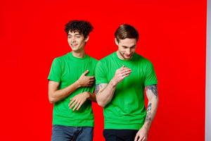 Due uomini verde maglietta comunicazione studio squadra foto