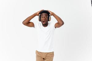 dall'aspetto africano uomo indossare cuffie tecnologia stile di vita musica amante foto