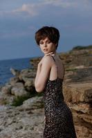 donna con trucco nel vestito su natura rocce paesaggio eleganza foto