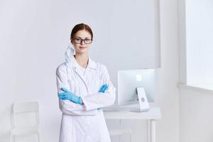 femmina medico con bicchieri medico uniforme professionale ospedale opera foto