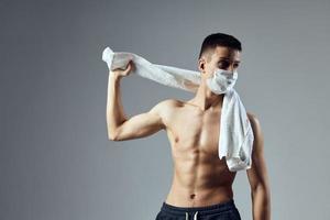 gli sport uomo medico maschera asciugamano su le spalle bodybuilder foto