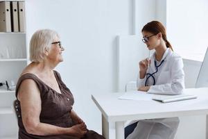 femmina paziente parlando per un' medico stetoscopio foto